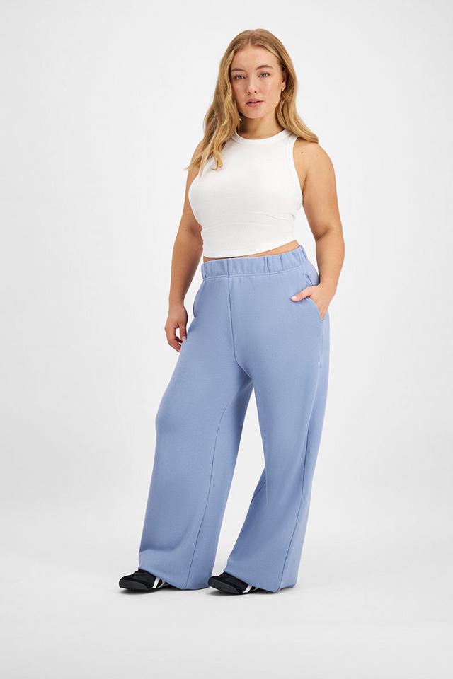 Taylor (She/Her) wears size Large and is 161cm tall with 98cm chest and 74cm waist