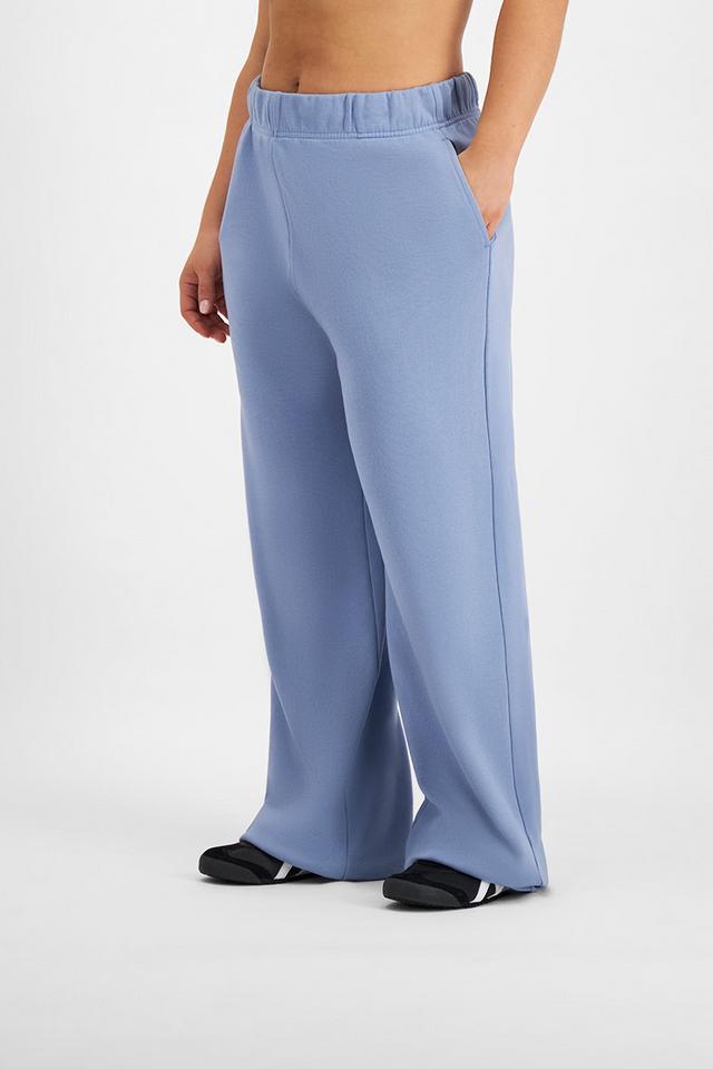 Taylor (She/Her) wears size Large and is 161cm tall with 98cm chest and 74cm waist