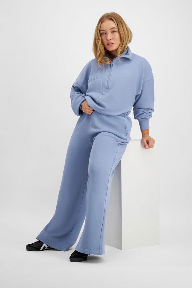 Taylor (She/Her) wears size Large and is 161cm tall with 98cm chest and 74cm waist