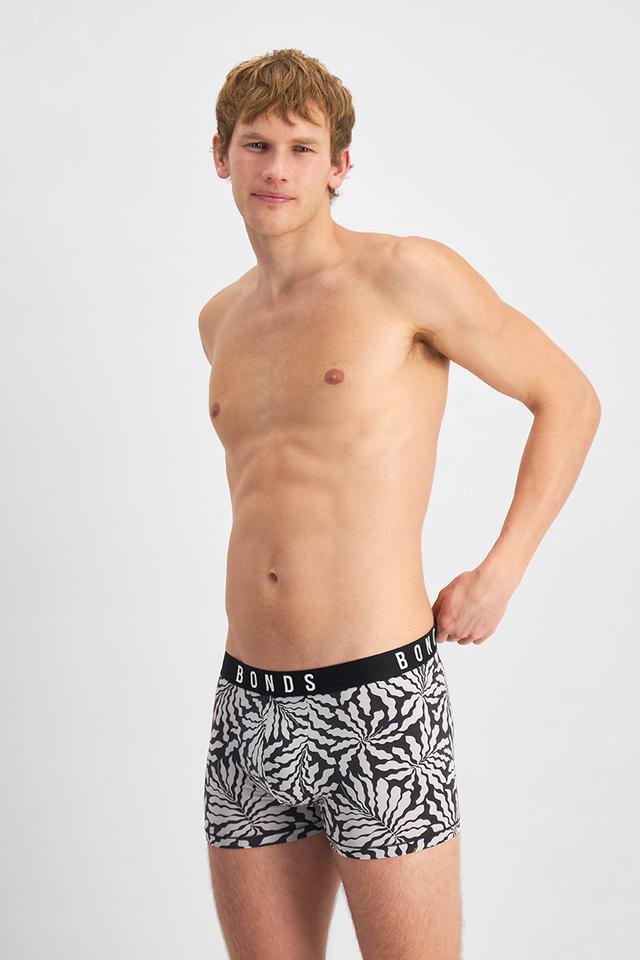 Max (He/Him) wears size Medium and is 189cm tall with 90cm chest and 73cm waist