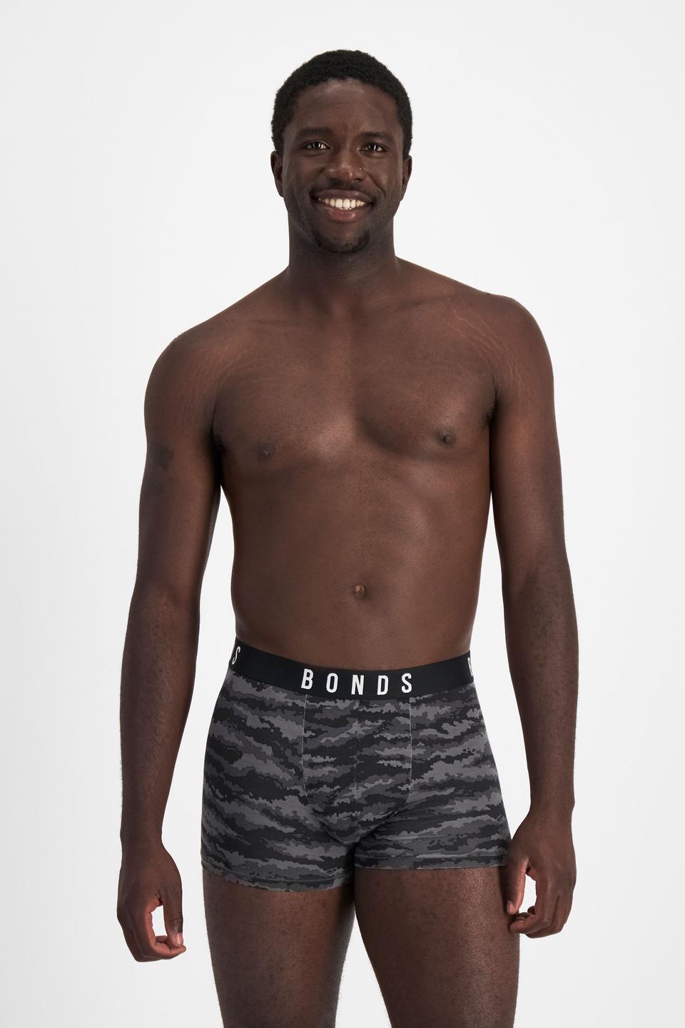 Emmanuel (He/Him) wears size M and is 183cm tall with 97cm chest and 81cm waist