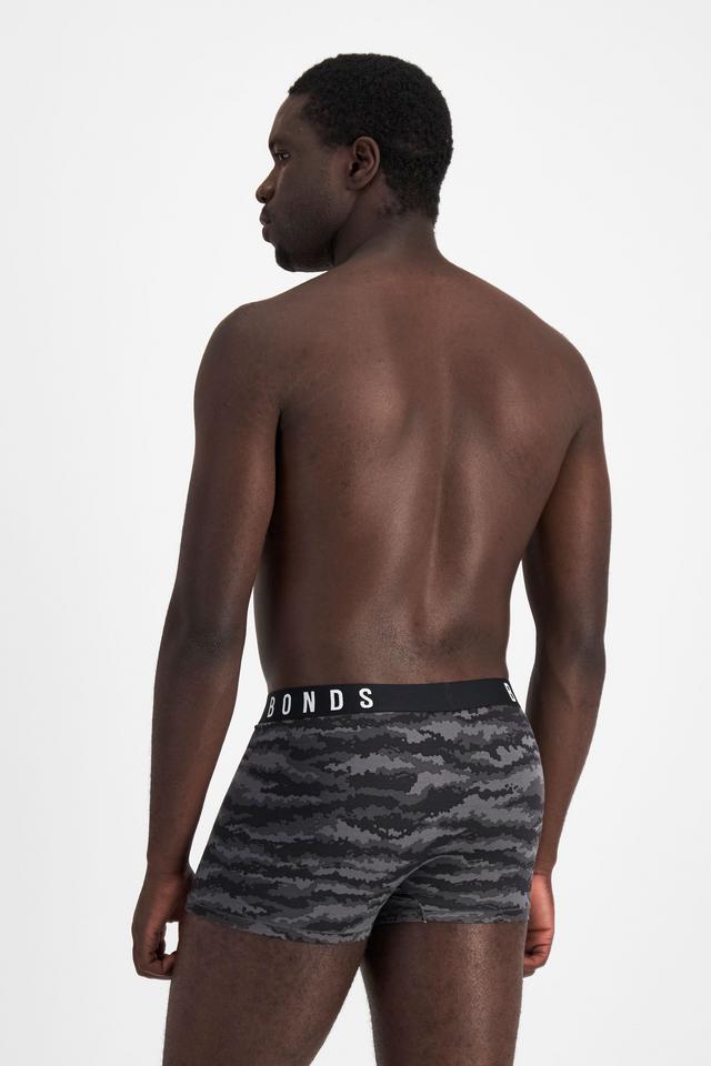 Emmanuel (He/Him) wears size M and is 183cm tall with 97cm chest and 81cm waist