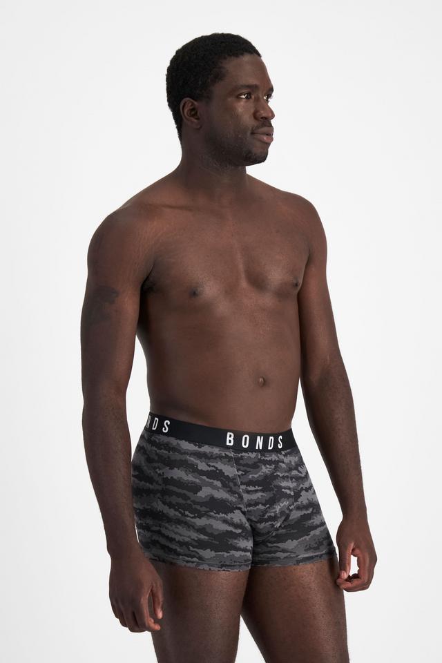 Emmanuel (He/Him) wears size M and is 183cm tall with 97cm chest and 81cm waist