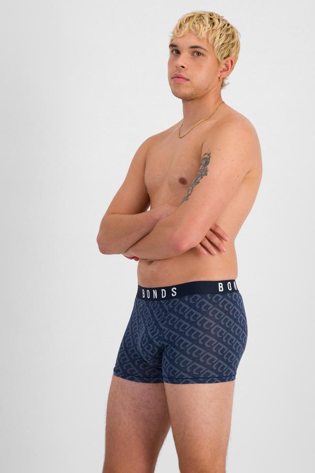 TOBIAS (He/Him) wears size M and is 187cm tall with 93cm chest and 78cm waist
