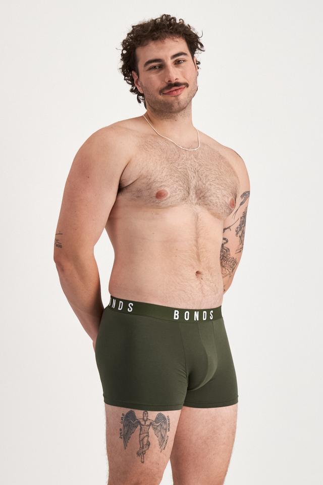 Sam (He/Him) wears size XL and is 178cm tall with 112cm chest