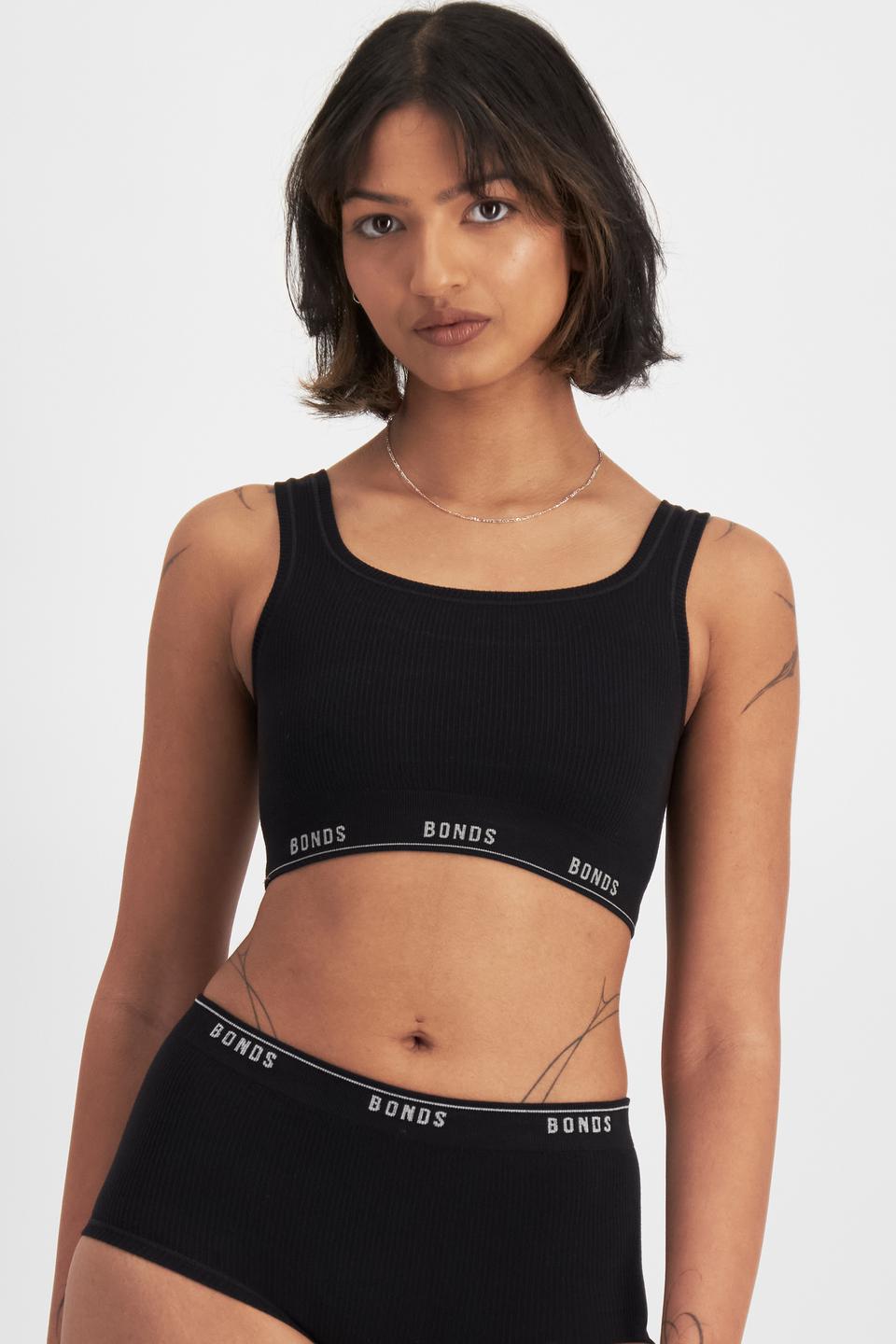 Nickila (She/Her) wears size S and is 171cm tall with 77cm chest and 68cm waist
