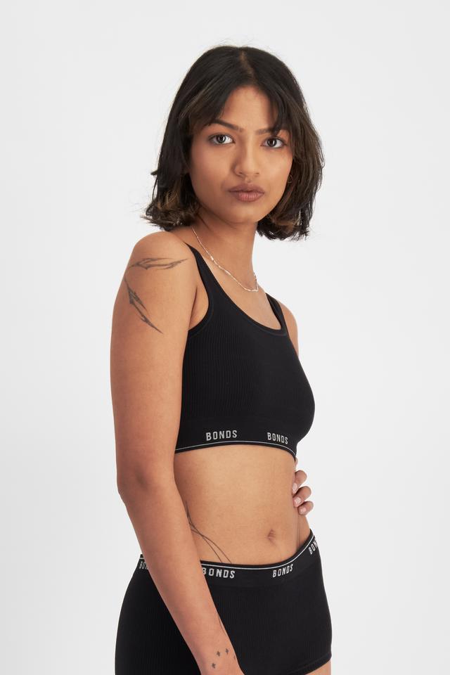 Nickila (She/Her) wears size S and is 171cm tall with 77cm chest and 68cm waist