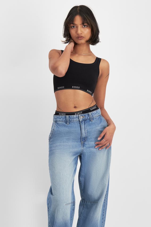 Nickila (She/Her) wears size S and is 171cm tall with 77cm chest and 68cm waist