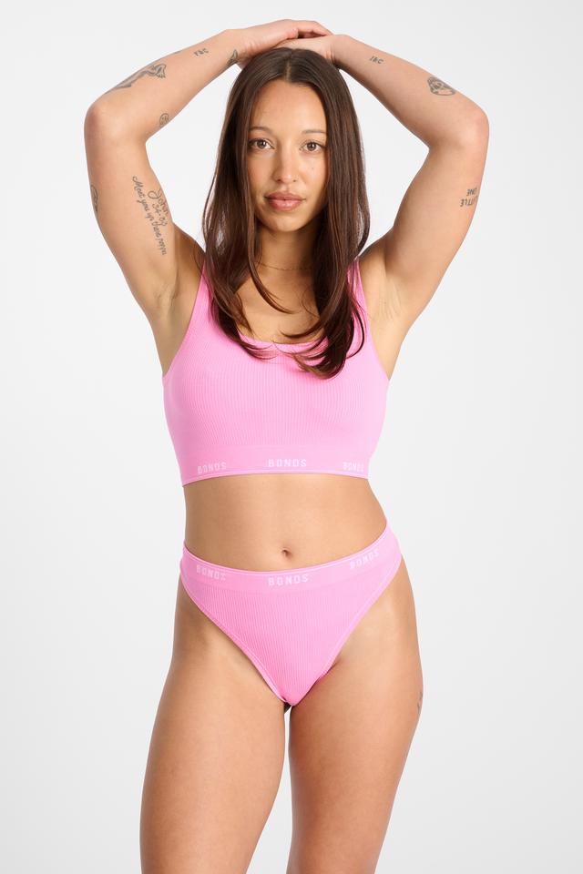 Mon (She/Her) wears size 10 and is 165cm tall with 84cm chest and 63cm waist