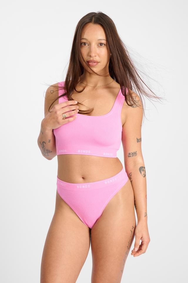 Mon (She/Her) wears size 10 and is 165cm tall with 84cm chest and 63cm waist