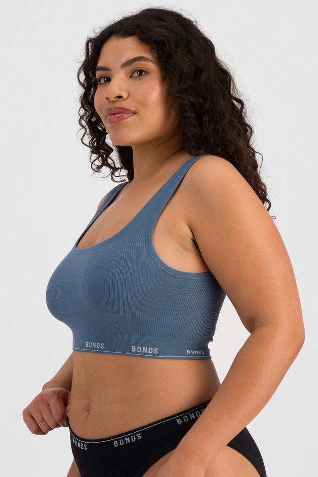 Laura (She/Her) wears size 14 and is 165cm tall with 94cm chest and 76cm waist