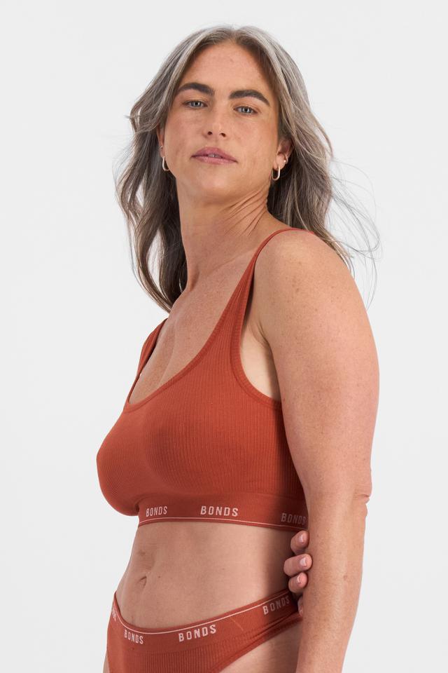 Kiah (She/Her) wears size 14 and is 165cm tall with 89cm chest and 66cm waist