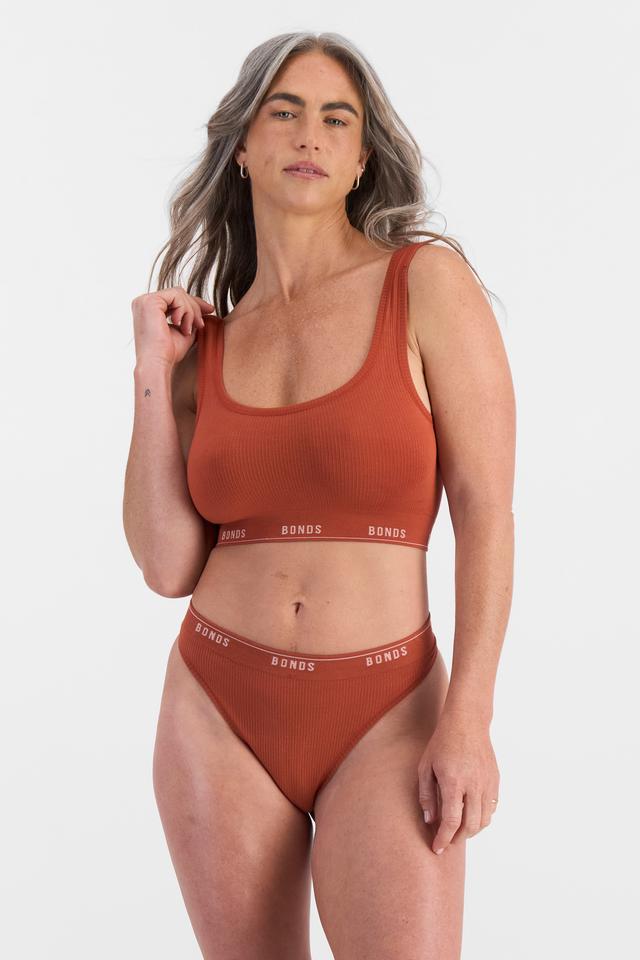 Kiah (She/Her) wears size 14 and is 165cm tall with 89cm chest and 66cm waist