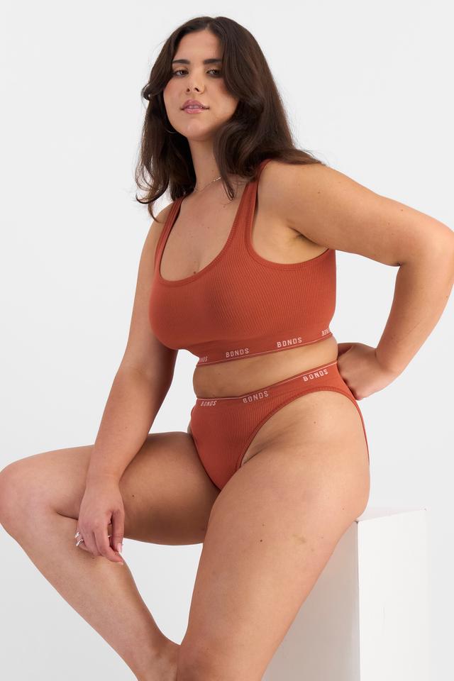 Bella (She/Her) wears size 14 and is 173cm tall with 95cm chest and 77cm waist