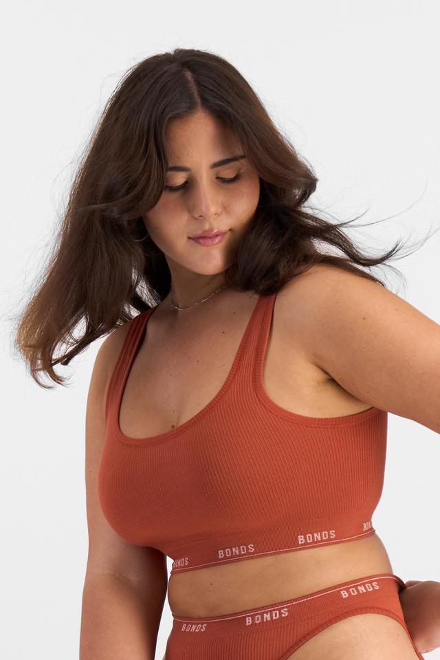 Bella (She/Her) wears size 14 and is 173cm tall with 95cm chest and 77cm waist