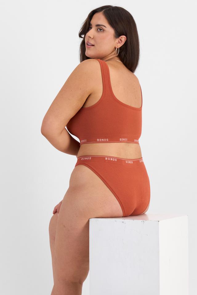 Bella (She/Her) wears size 14 and is 173cm tall with 95cm chest and 77cm waist