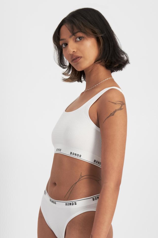 Nickila (She/Her) wears size 10 and is 171cm tall with 77cm chest and 68cm waist