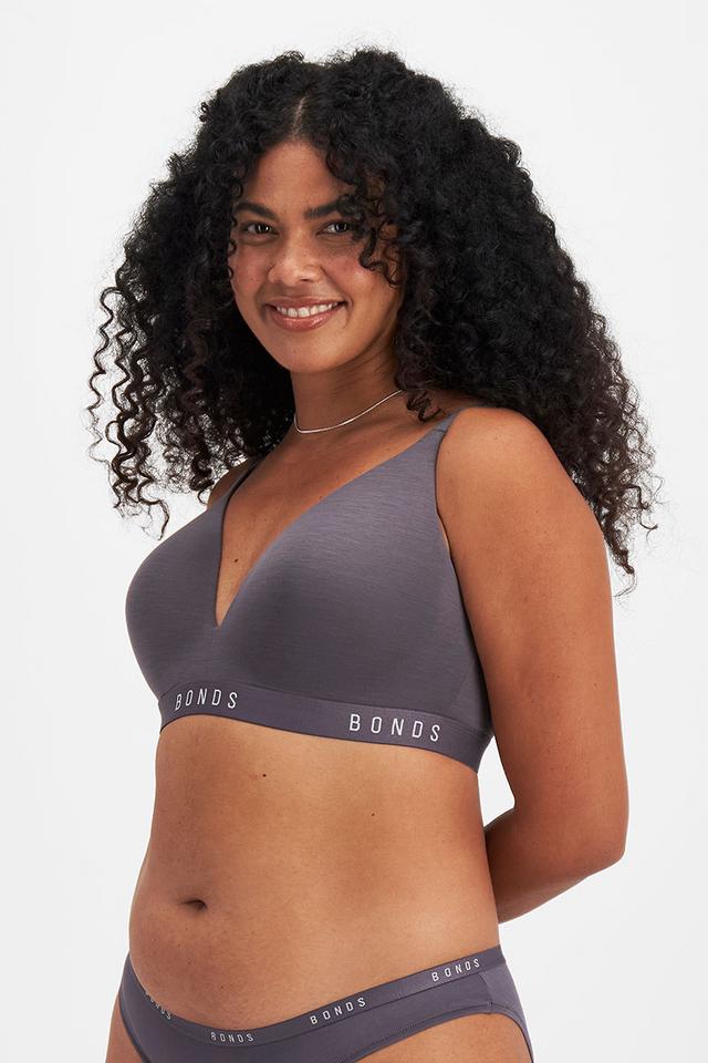 Larissa (She/Her) wears size 14DD and is 170cm tall with 90cm chest and 79.cm wais