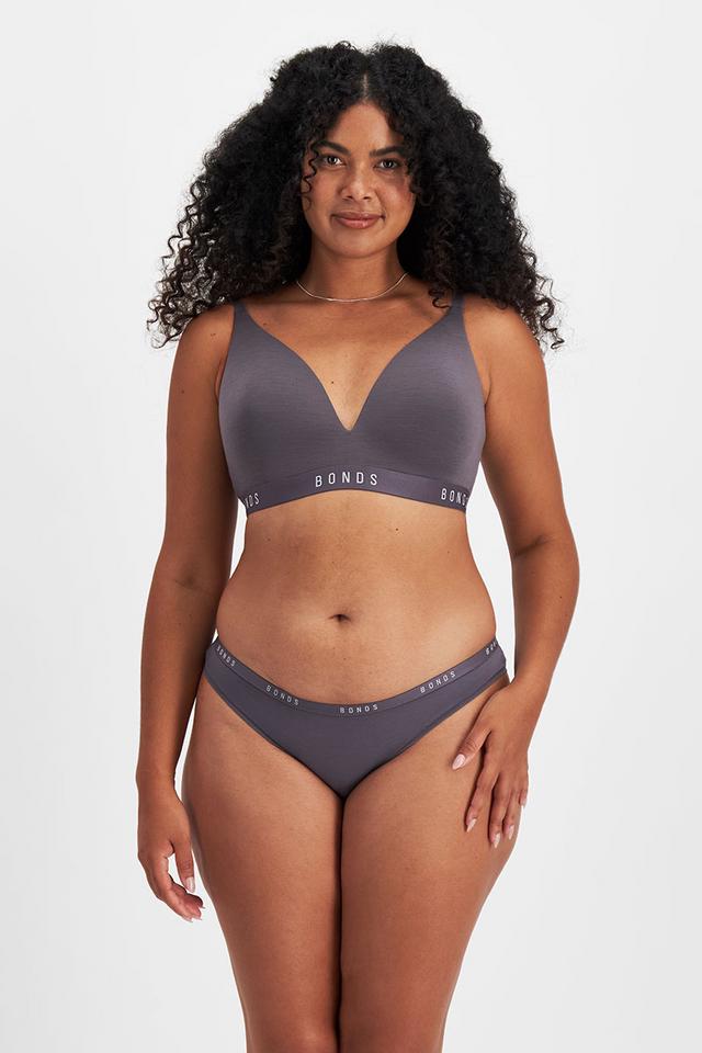 Larissa (She/Her) wears size 14DD and is 170cm tall with 90cm chest and 79.cm wais