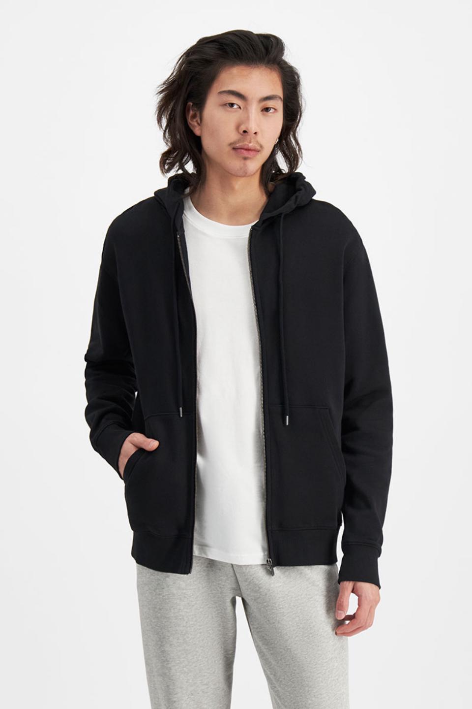 XIN (HE/HIM) WEARS SIZE MEDIUM AND IS 184CM TALL