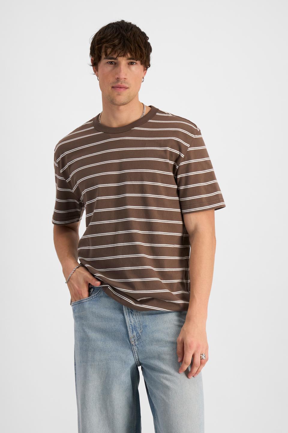 Alex (He/Him) wears size M and is 184cm tall with 98cm chest and 81cm waist
