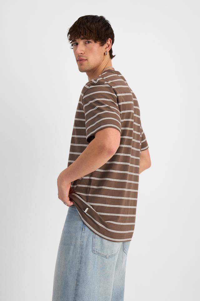Alex (He/Him) wears size M and is 184cm tall with 98cm chest and 81cm waist