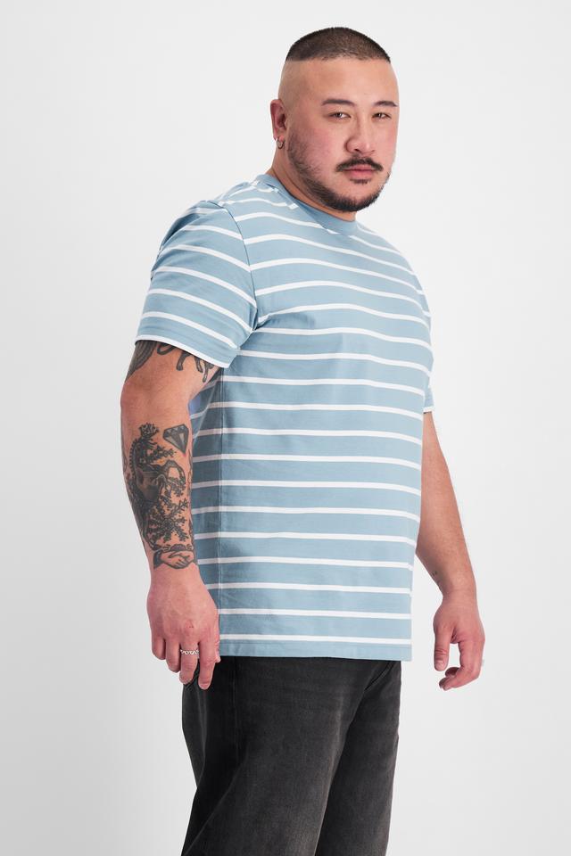 Mike (He/Him) wears size XL and is 180cm tall with 120cm chest and 96cm waist