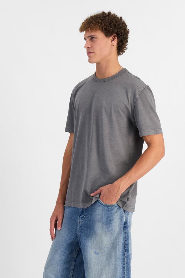Kya (He/Him) wears size M and is 189cm tall with 99cm chest and 81cm waist