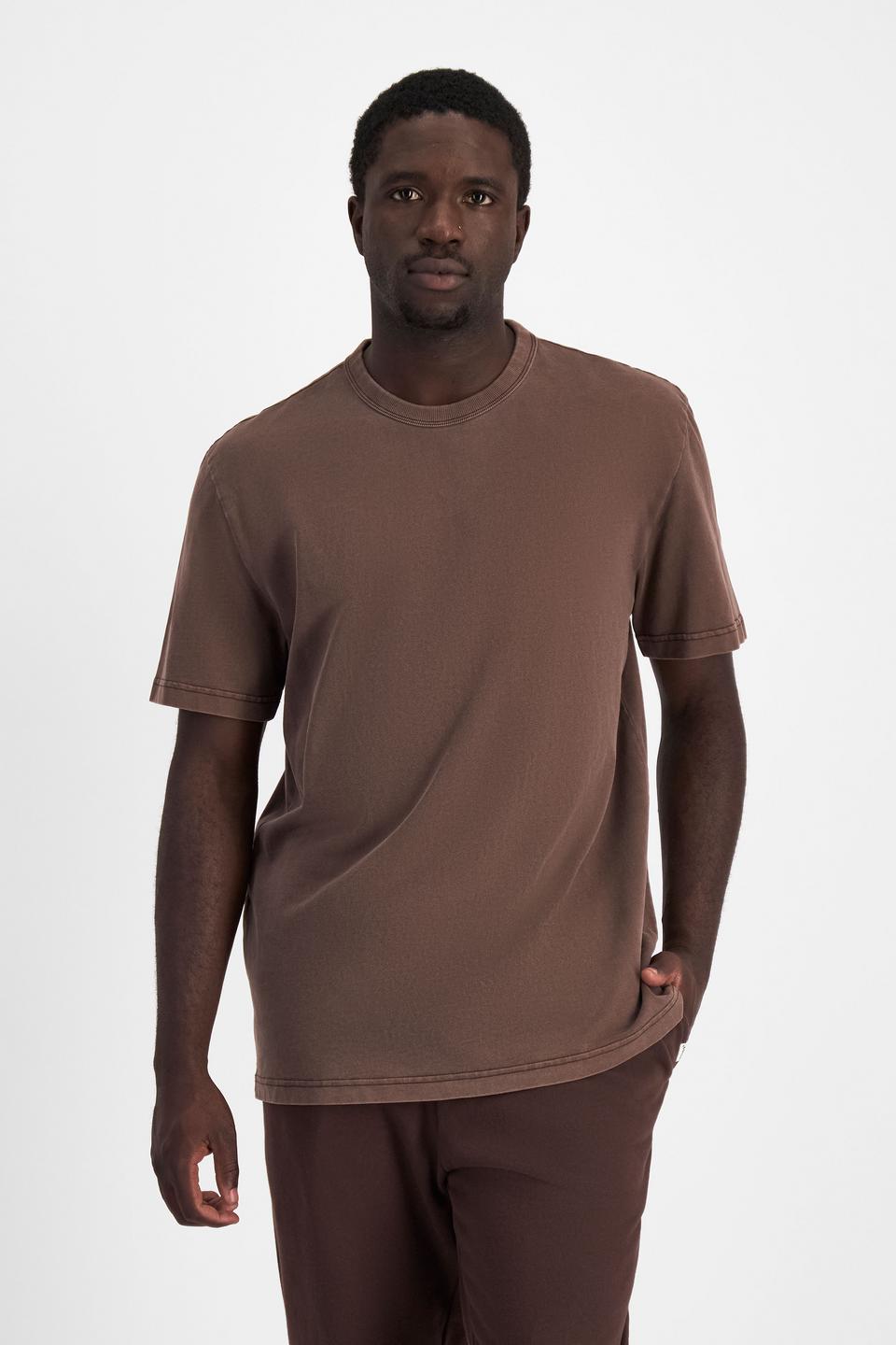 Emmanuel (He/Him) wears size M and is 183cm tall with 97cm chest and 81cm waist