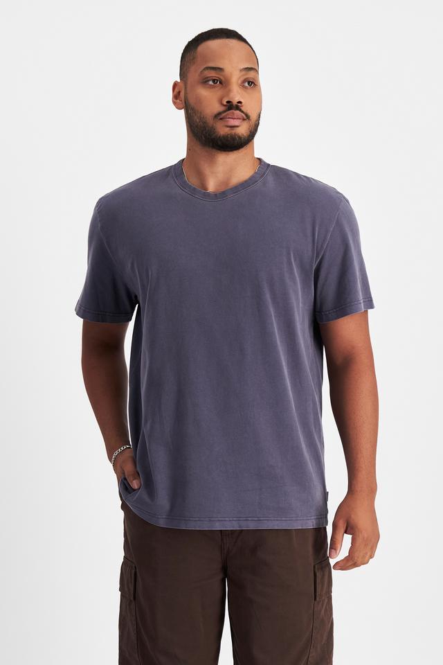 Jason (He/Him) wears size XL and is 194cm tall with 93cm chest and 113cm waist