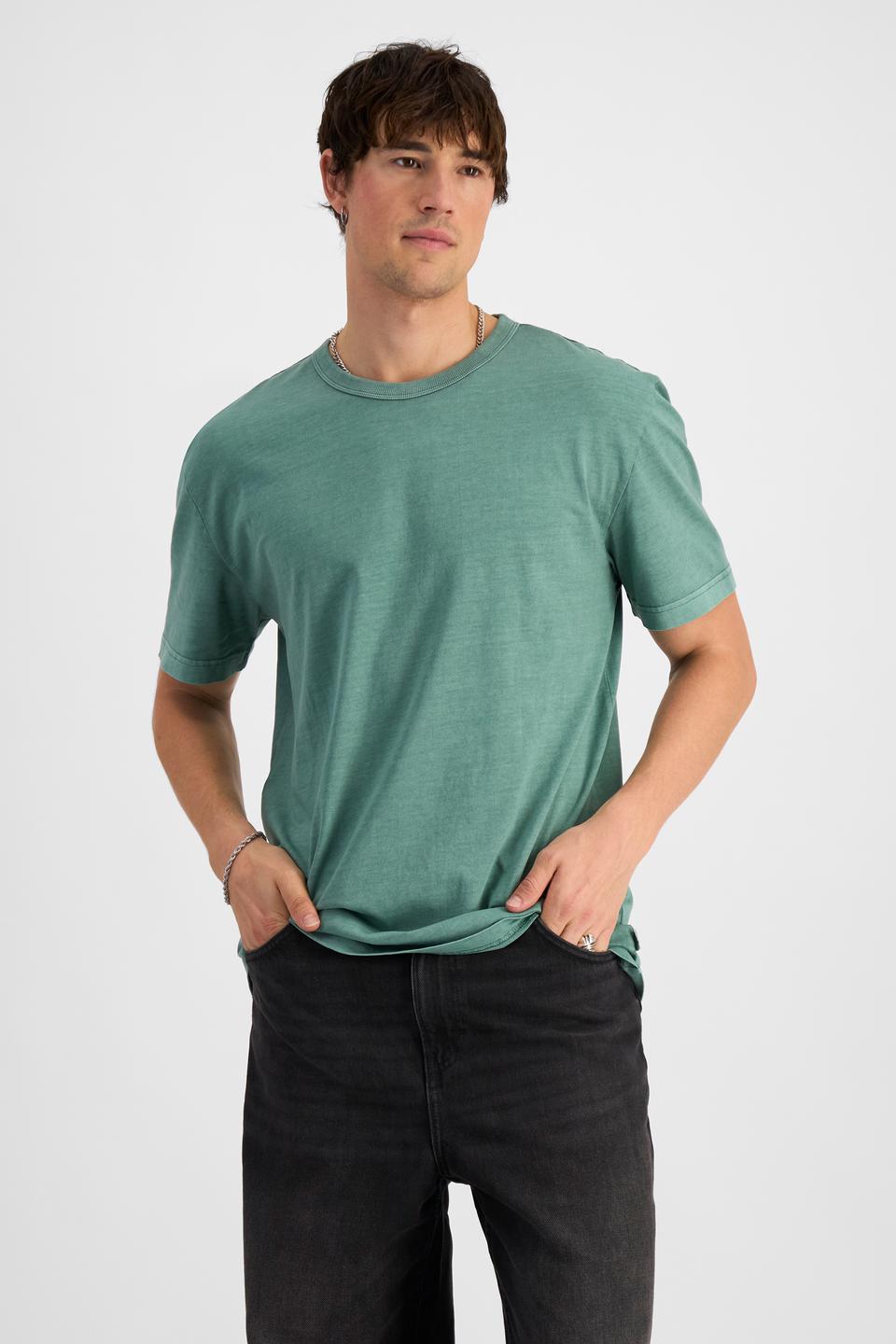 Alex (He/Him) wears size M and is 184cm tall with 98cm chest and 81cm waist