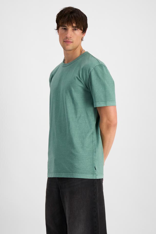 Alex (He/Him) wears size M and is 184cm tall with 98cm chest and 81cm waist