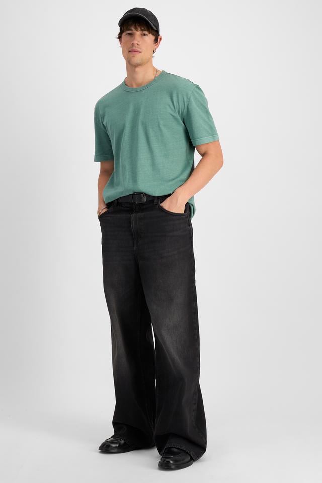 Alex (He/Him) wears size M and is 184cm tall with 98cm chest and 81cm waist