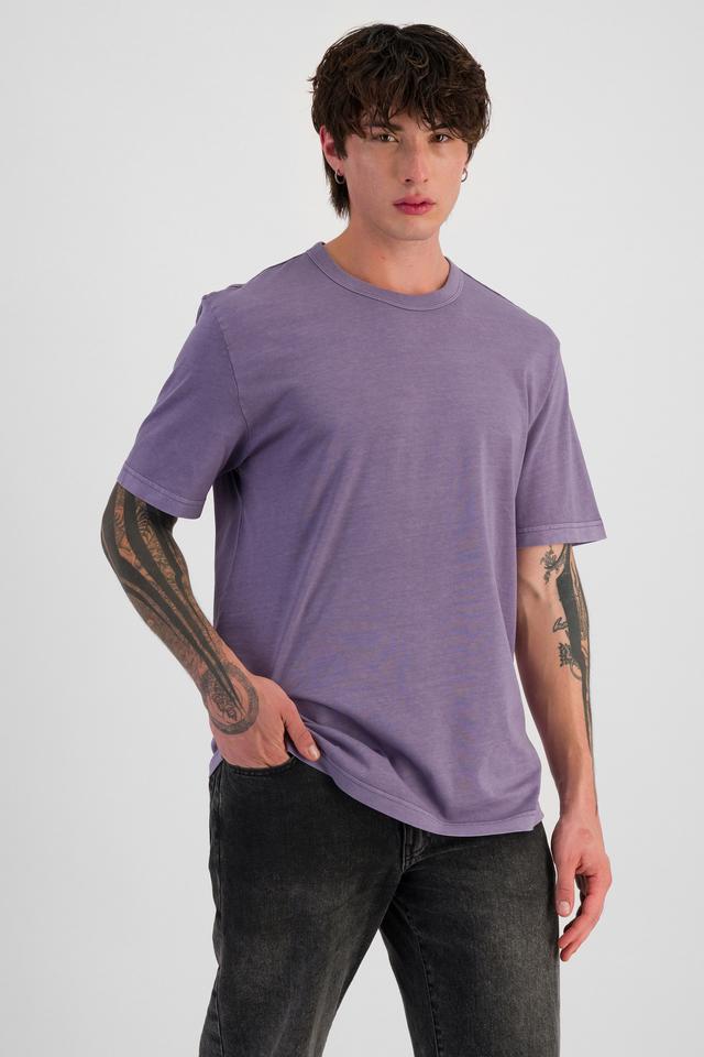 Jai (He/Him) wears size M and is 185cm tall with 92cm chest and 71cm waist