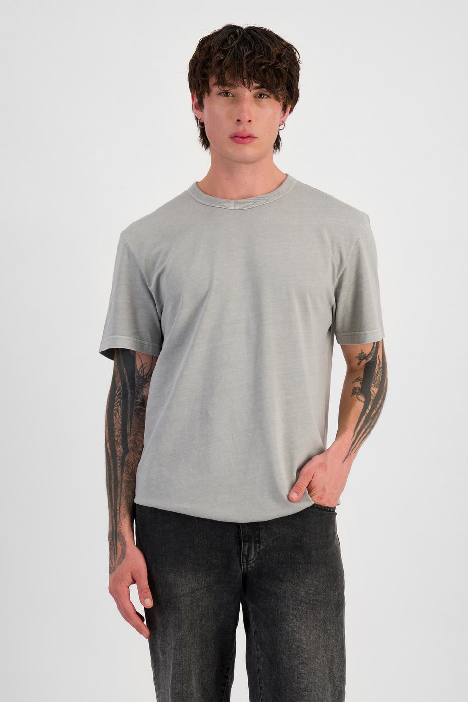 Jai (He/Him) wears size M and is 185cm tall with 92cm chest and 71cm waist