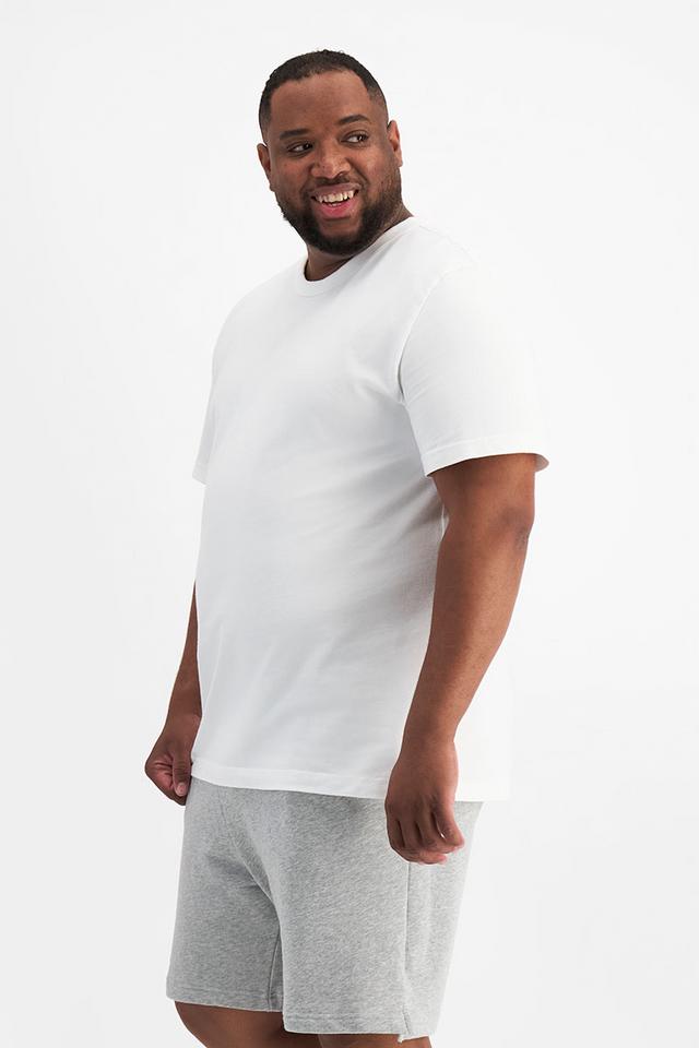 Jonathan (He/Him) wears size XL and is 183cm tall with 124cm chest and 107cm waist