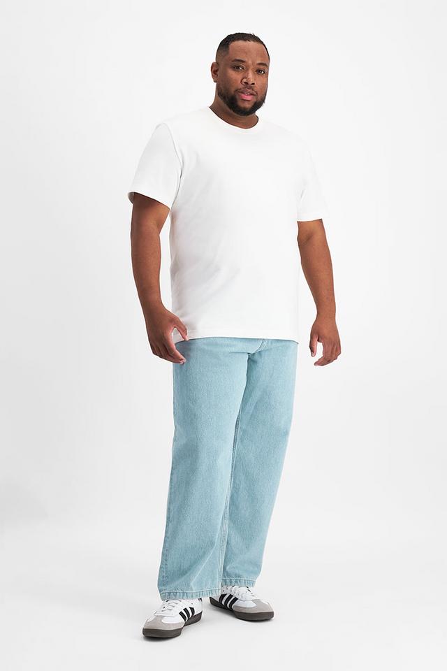 Jonathan (He/Him) wears size XL and is 183cm tall with 124cm chest and 107cm waist