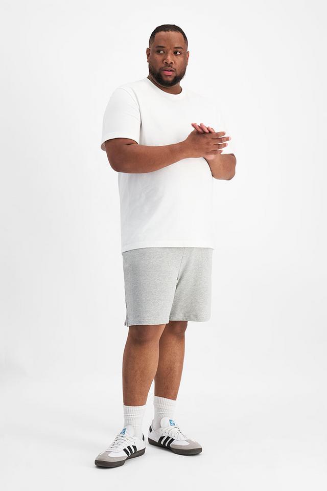 Jonathan (He/Him) wears size XL and is 183cm tall with 124cm chest and 107cm waist