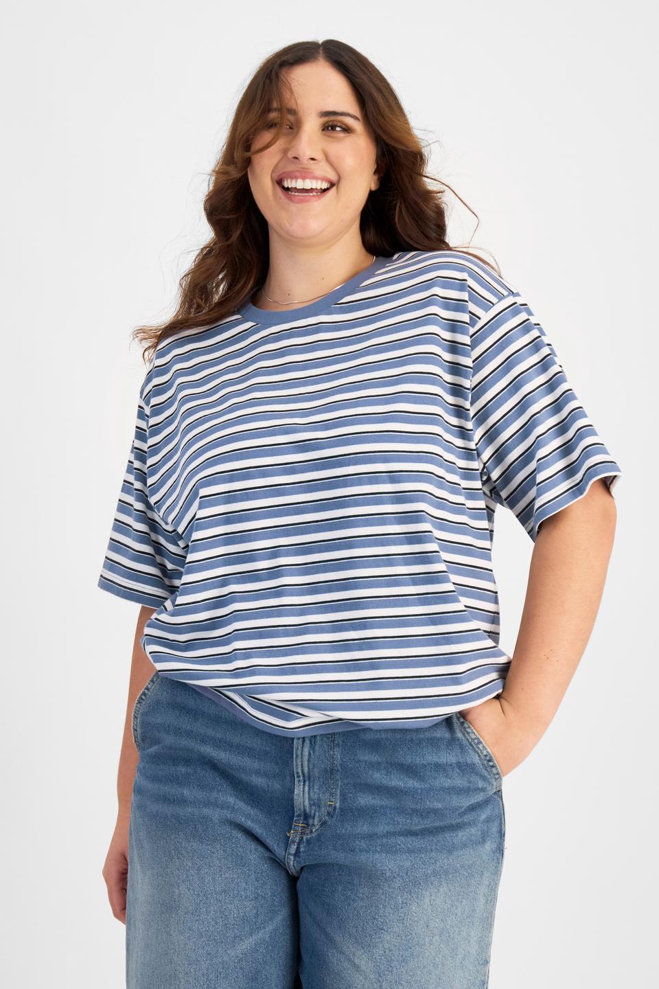 Bella (She/Her) wears size L and is 173cm tall with 95cm chest and 77cm waist