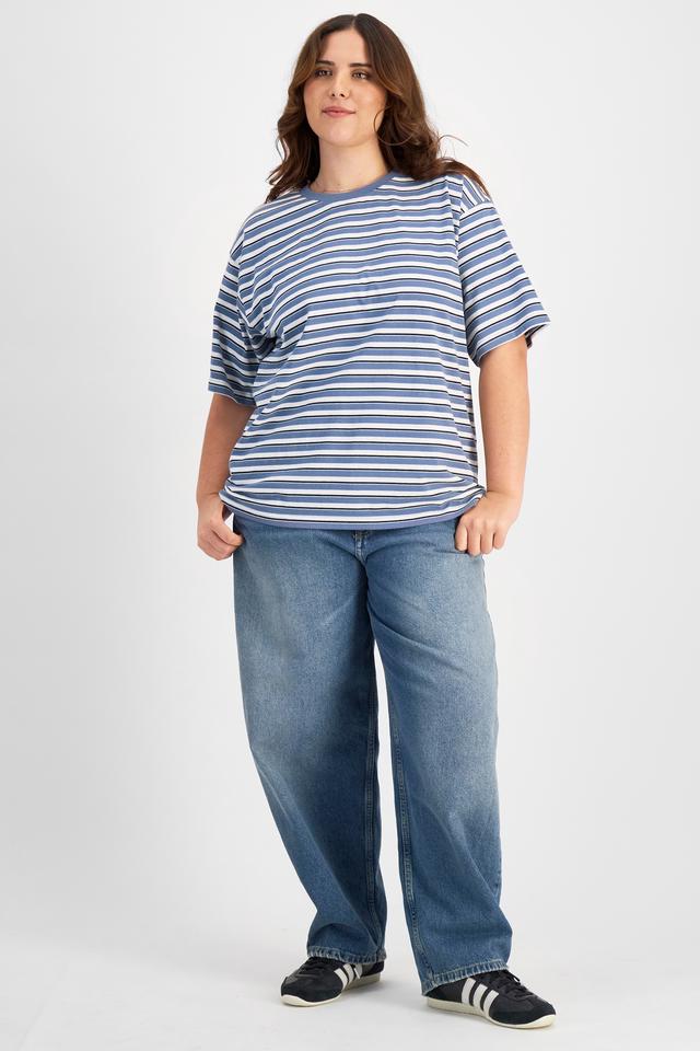 Bella (She/Her) wears size L and is 173cm tall with 95cm chest and 77cm waist