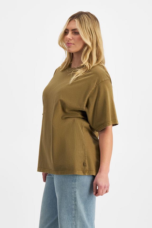 Zoe (She/Her) wears size Large and is 170cm tall with 98cm chest and 85cm waist