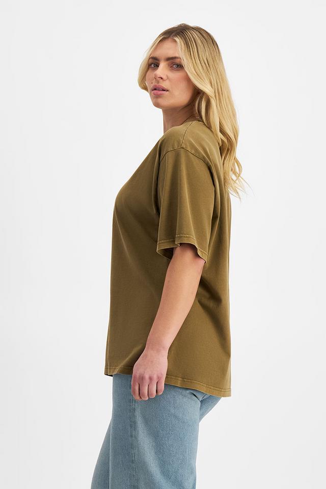 Zoe (She/Her) wears size Large and is 170cm tall with 98cm chest and 85cm waist