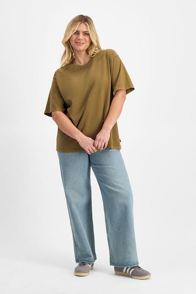 Zoe (She/Her) wears size Large and is 170cm tall with 98cm chest and 85cm waist