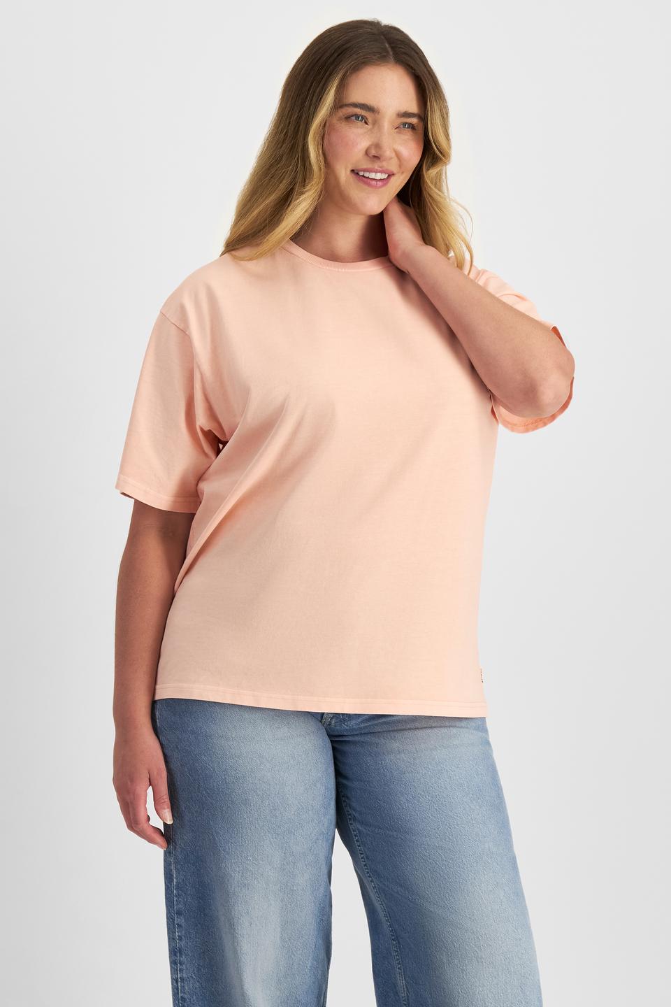 Chanel (She/Her) wears size L and is 176cm tall with 104cm chest and 89cm waist