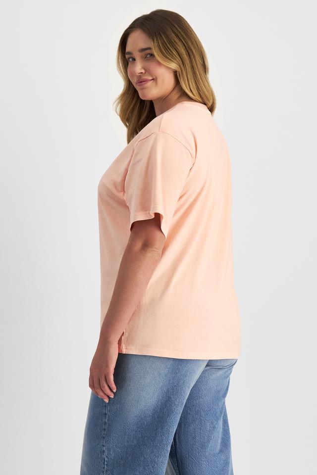 Chanel (She/Her) wears size L and is 176cm tall with 104cm chest and 89cm waist