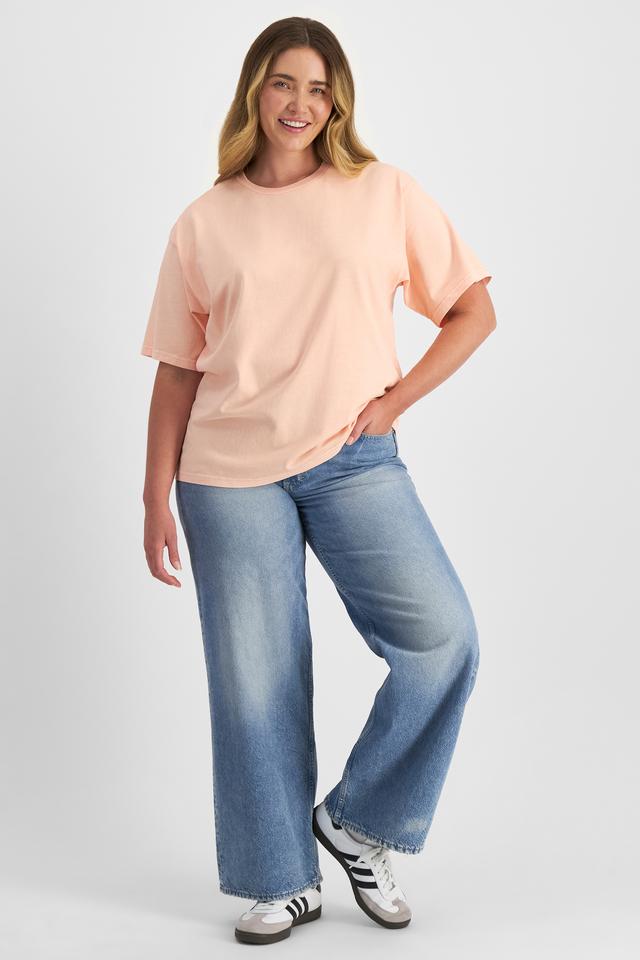 Chanel (She/Her) wears size L and is 176cm tall with 104cm chest and 89cm waist
