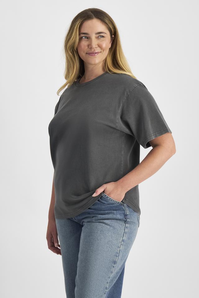 Chanel (She/Her) wears size L and is 176cm tall with 104cm chest and 89cm waist