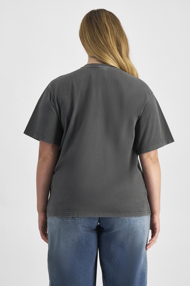 Chanel (She/Her) wears size L and is 176cm tall with 104cm chest and 89cm waist