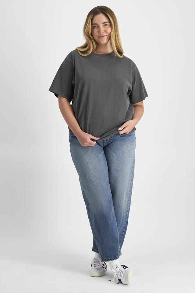 Chanel (She/Her) wears size L and is 176cm tall with 104cm chest and 89cm waist