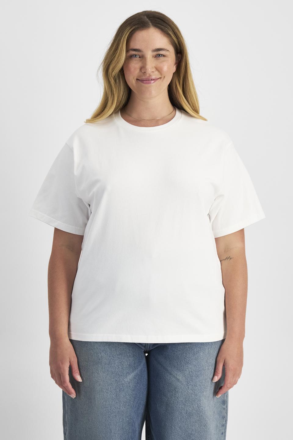 Chanel (She/Her) wears size L and is 176cm tall with 104cm chest and 89cm waist
